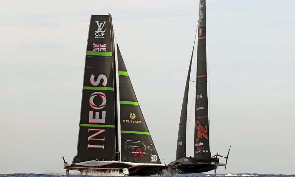 El Alinghi Red Bull Racing suizo (d) aprovechó este lunes la falta de viento para ganar, tras 41:22 minutos, al INEOS Britannia (i) y así conseguir su primer triunfo en las semifinales de la Copa Louis Vuitton-Torneo de Desafiantes, aunque los británicos dominan el emparejamiento con un contundente 4-1. EFE/Toni Albir