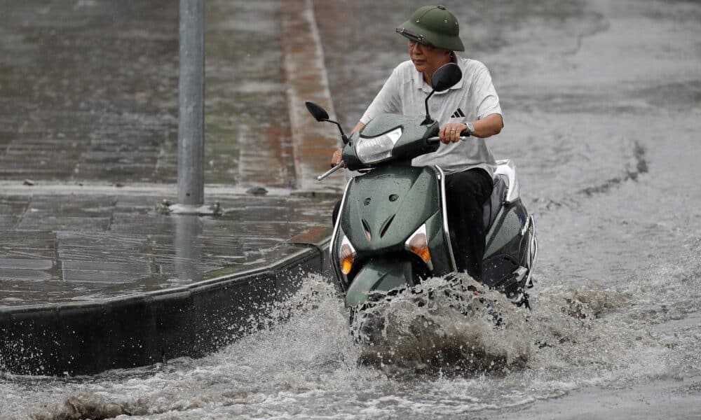 Fuertes lluvias e inundaciones en Hanói por la llegada del tifón Yagi. 
EFE/EPA/LUONG THAI LINH