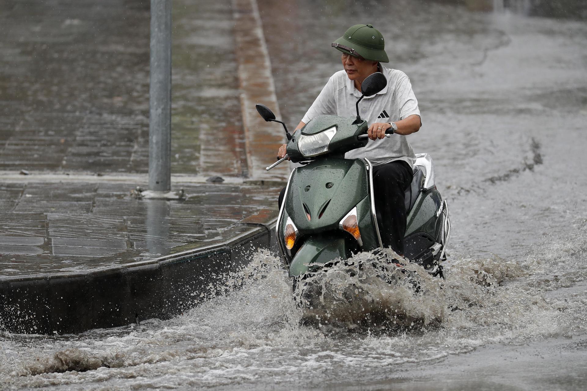 Fuertes lluvias e inundaciones en Hanói por la llegada del tifón Yagi. 
EFE/EPA/LUONG THAI LINH