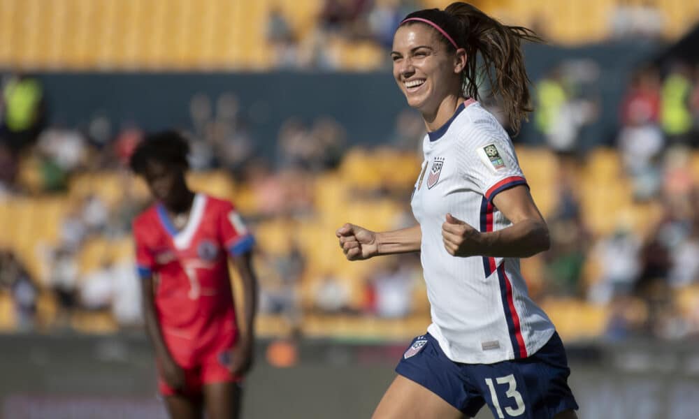 Fotografía de archivo del 4 de julio de 2024 de Alex Morgan, de Estados Unidos, en el Campeonato Concacaf W 2022, en México. Morgan se retiró del fútbol este domingo. EFE/ Miguel Sierra