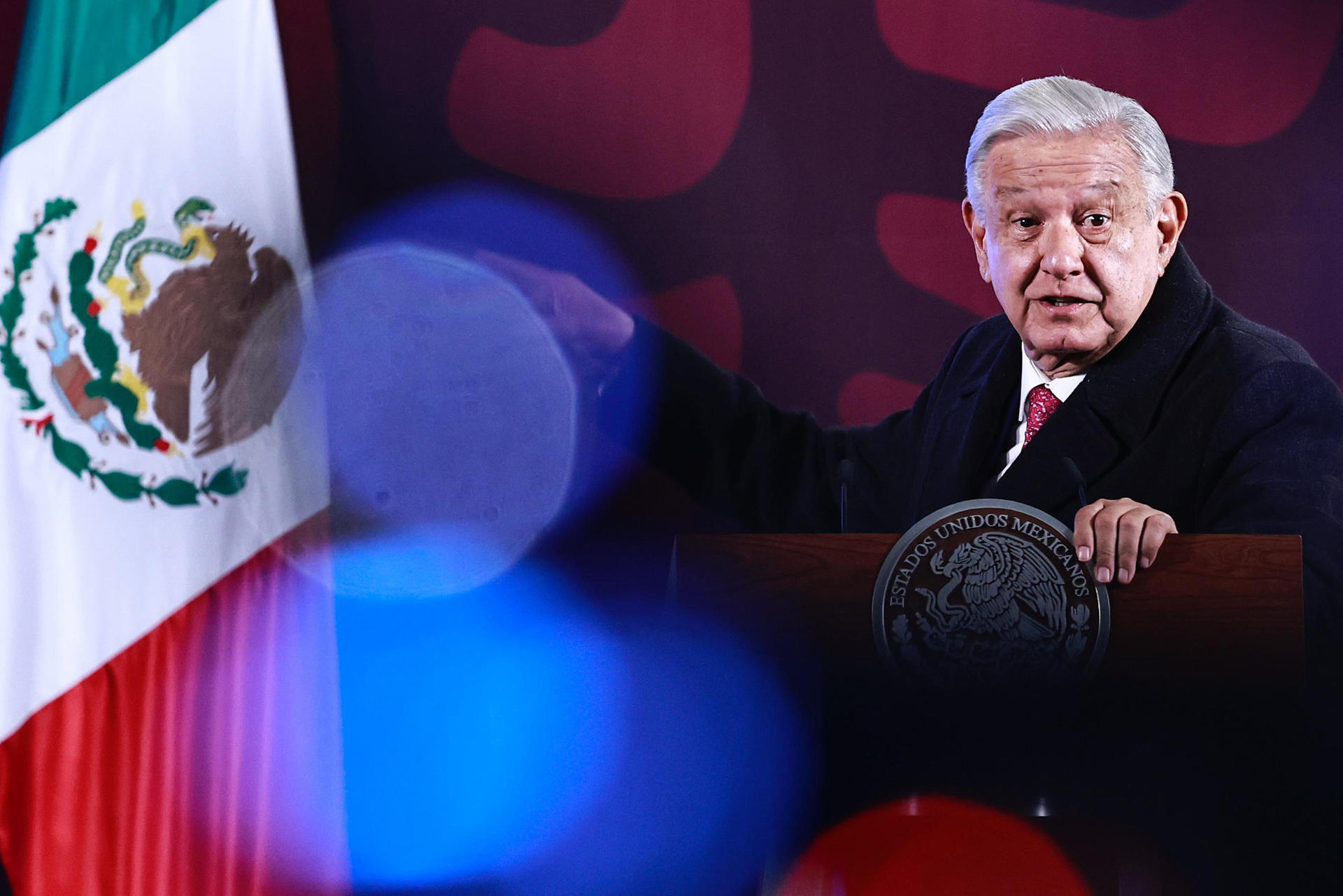 El presidente de México, Andrés Manuel López Obrador, habla este lunes durante su conferencia de prensa matutina en Palacio Nacional, en la Ciudad de México (México). EFE/Sáshenka Gutiérrez