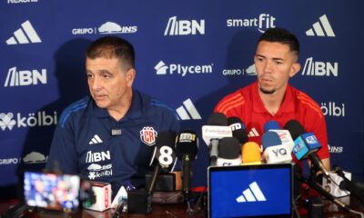 El argentino y seleccionador de Costa Rica, Claudio Vivas, y el jugador Jefferson Brenes participan en una conferencia de prensa este domingo en Ciudad de Guatemala. EFE / Fernando Ruiz