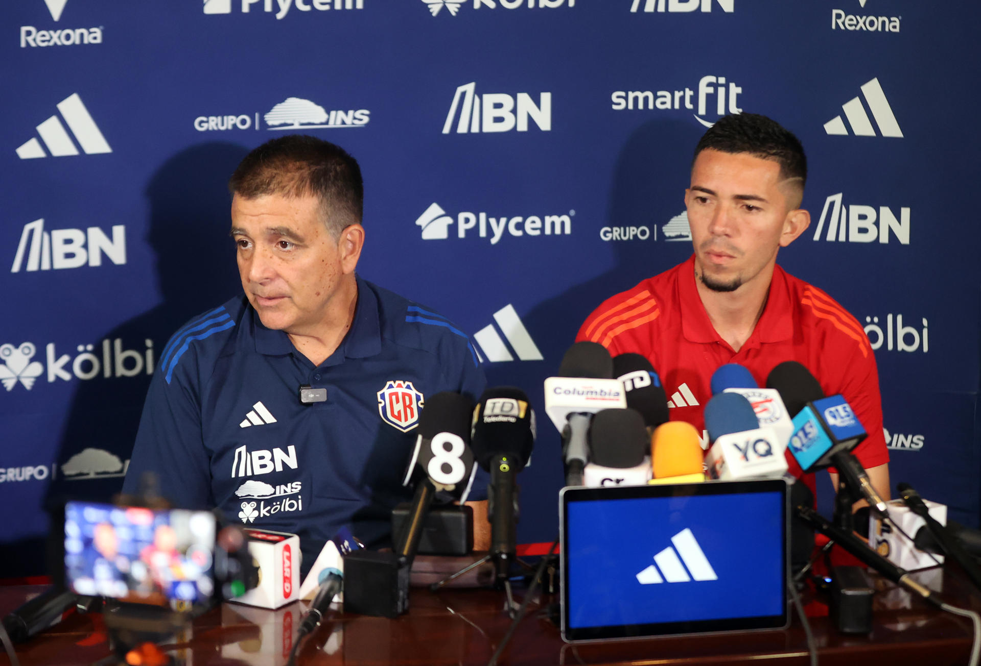 El argentino y seleccionador de Costa Rica, Claudio Vivas, y el jugador Jefferson Brenes participan en una conferencia de prensa este domingo en Ciudad de Guatemala. EFE / Fernando Ruiz