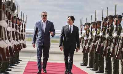 Fotografía cedida este lunes por la Secretaría de Relaciones Exteriores (SRE), del próximo Secretario de Educación, Mario Delgado, (d) y el presidente de República Dominicana, Luis Abinader (i), caminando durante su arribo este lunes a la Ciudad de México (México). EFE/Secretaría de Relaciones Exteriores/SOLO USO EDITORIAL/SOLO DISPONIBLE PARA ILUSTRAR LA NOTICIA QUE ACOMPAÑA (CRÉDITO OBLIGATORIO)