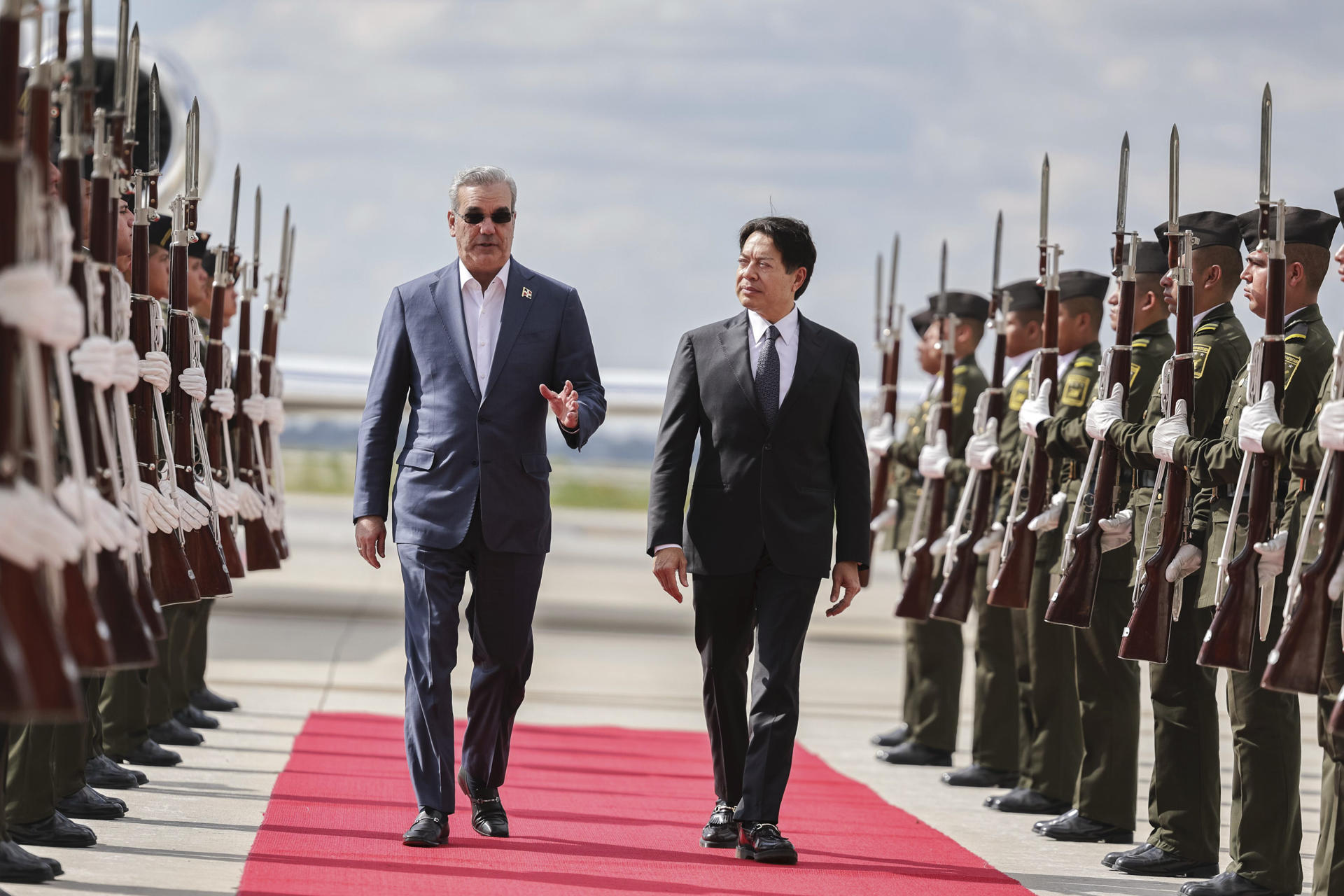 Fotografía cedida este lunes por la Secretaría de Relaciones Exteriores (SRE), del próximo Secretario de Educación, Mario Delgado, (d) y el presidente de República Dominicana, Luis Abinader (i), caminando durante su arribo este lunes a la Ciudad de México (México). EFE/Secretaría de Relaciones Exteriores/SOLO USO EDITORIAL/SOLO DISPONIBLE PARA ILUSTRAR LA NOTICIA QUE ACOMPAÑA (CRÉDITO OBLIGATORIO)