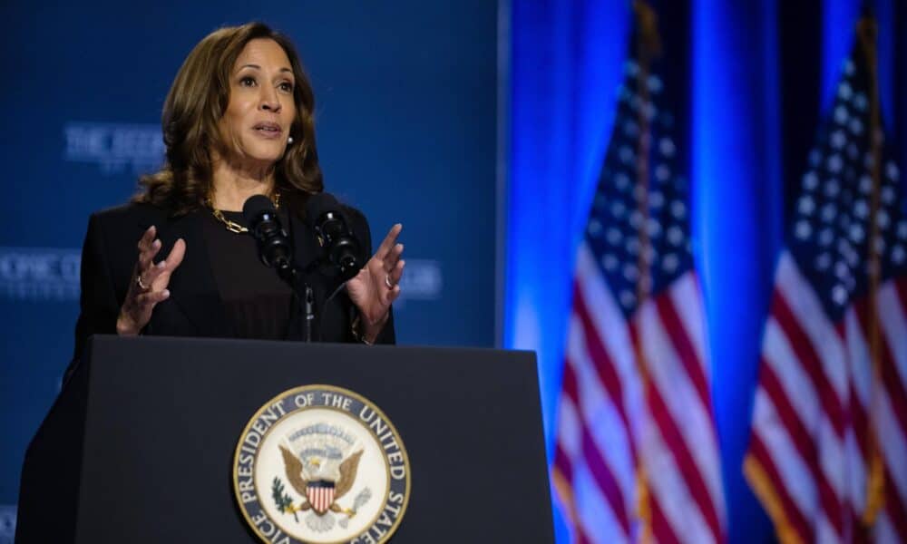 La candidata presidencial demócrata y vicepresidenta de Estados Unidos, Kamala Harris, hace un gesto durante un discurso destinado a describir sus políticas económicas y su filosofía en el Club Económico de Pittsburgh, en Pittsburgh, Pensilvania, EE.UU., el 25 de septiembre de 2024. EFE/EPA/David Muse