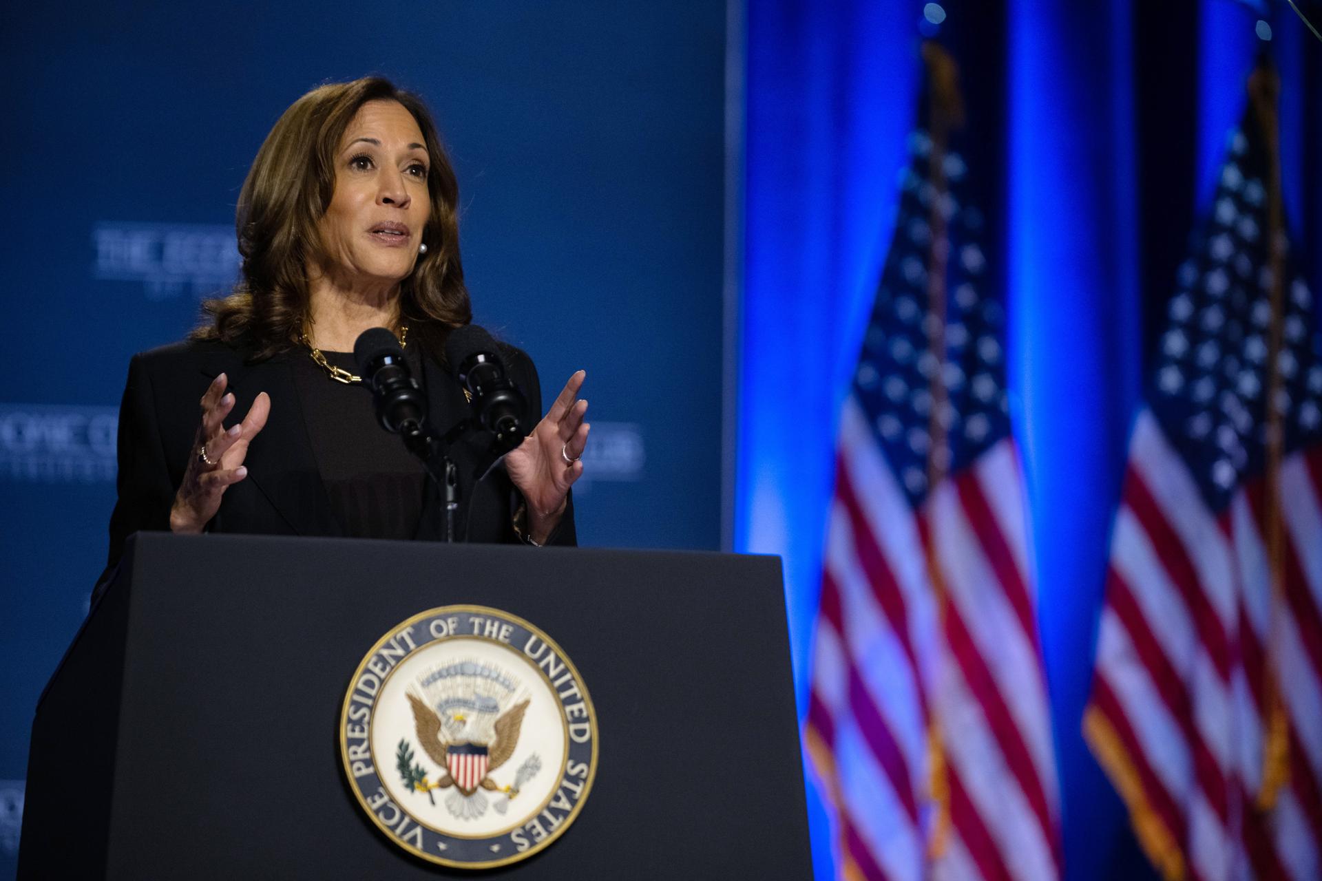 La candidata presidencial demócrata y vicepresidenta de Estados Unidos, Kamala Harris, hace un gesto durante un discurso destinado a describir sus políticas económicas y su filosofía en el Club Económico de Pittsburgh, en Pittsburgh, Pensilvania, EE.UU., el 25 de septiembre de 2024. EFE/EPA/David Muse