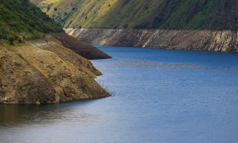 Fotografía del embalse Mazar en Sevilla de Oro (Ecuador). Las Fuerzas Armadas de Ecuador tomaron el control sobre el segundo mayor embalse del país antes de que comiencen una serie de apagones a nivel nacional ante la imposibilidad de abastecer la demanda interna de electricidad por una grave sequía que afecta a sus principales centrales hidroeléctricas. EFE/ Robert Puglla