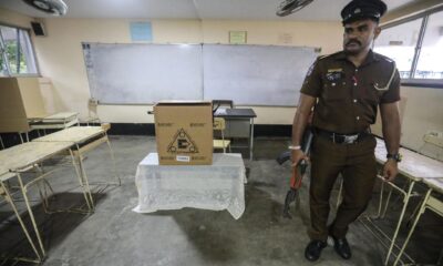 Un oficial de policía hace guardia en una mesa electoral en vísperas de las elecciones presidenciales en Colombo, Sri Lanka, el 20 de septiembre de 2024. EFE/EPA/CHAMILA KARUNARATHNE