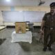 Un oficial de policía hace guardia en una mesa electoral en vísperas de las elecciones presidenciales en Colombo, Sri Lanka, el 20 de septiembre de 2024. EFE/EPA/CHAMILA KARUNARATHNE