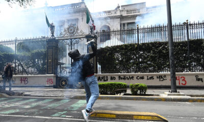 Un manifestante lanza un explosivo a la sede de la Secretaría de Gobernación (Segob) este lunes, en la Ciudad de México (México). EFE/ Madla Hartz