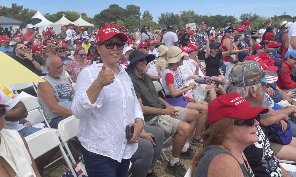 Imagen de archivo de la guatemalteca Mary Gutierrez, quien participa en un evento de campaña del expresidente y candidato a la presidencia de los Estados Unidos, Donald Trump, en Las Vegas (Estados Unidos). EFE/ Ana Milena Varón