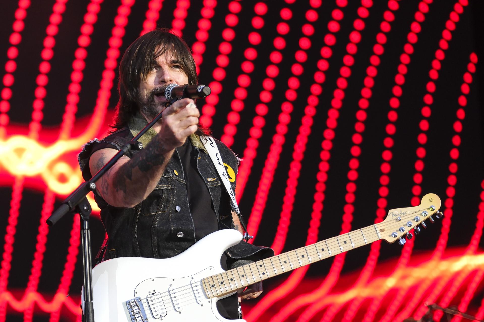 Fotografía de archivo del cantante colombiano Juanes, durante el concierto que ofreció en Las Palmas de Gran Canaria. EFE/Ángel Medina G.