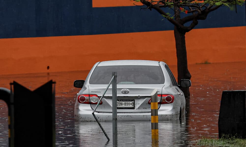 Imagen de archivo de un vehículo que circula por una calle inundada debido a las fuertes lluvias, en Mérida, estado de Yucatán (México). EFE/Lorenzo Hernández