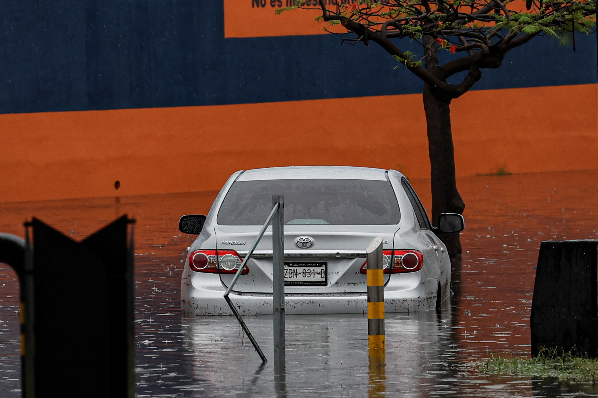 Imagen de archivo de un vehículo que circula por una calle inundada debido a las fuertes lluvias, en Mérida, estado de Yucatán (México). EFE/Lorenzo Hernández