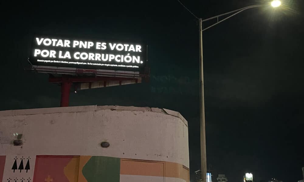 Fotografía de una valla publicitaria con la frase 'Votar PNP es votar por la corrupción', este martes, en una calle de San Juan (Puerto Rico). EFE/ Marina Villén