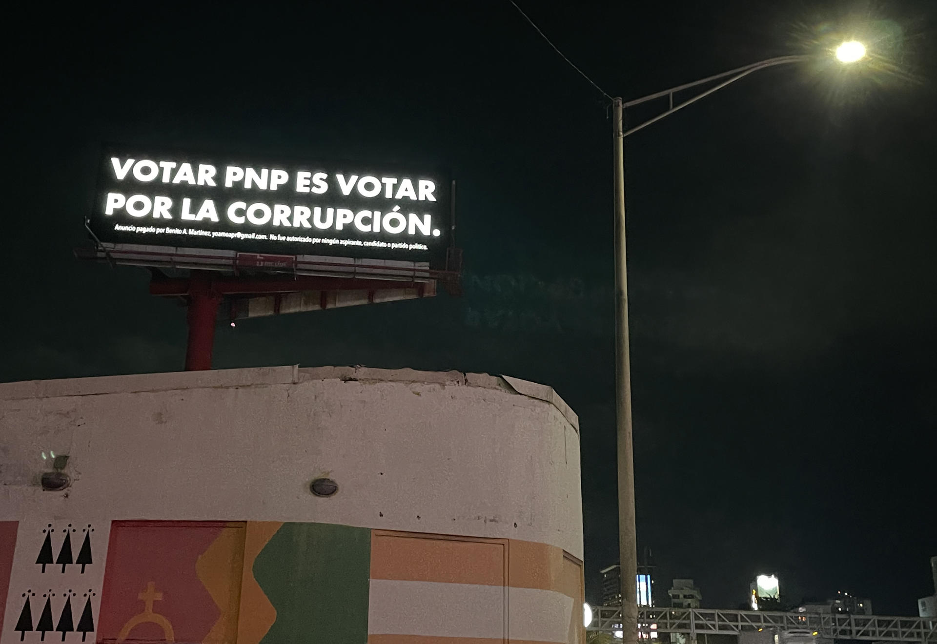 Fotografía de una valla publicitaria con la frase 'Votar PNP es votar por la corrupción', este martes, en una calle de San Juan (Puerto Rico). EFE/ Marina Villén