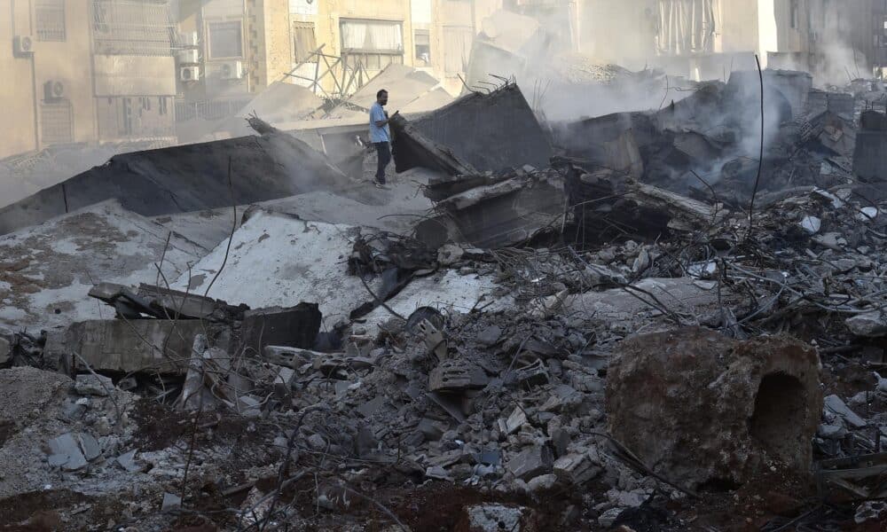 Un hombre inspecciona edificios destruidos en el barrio Haret Hreik al sur de Beirut (Líbano). EFE/EPA/WAEL HAMZEH