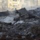 Un hombre inspecciona edificios destruidos en el barrio Haret Hreik al sur de Beirut (Líbano). EFE/EPA/WAEL HAMZEH