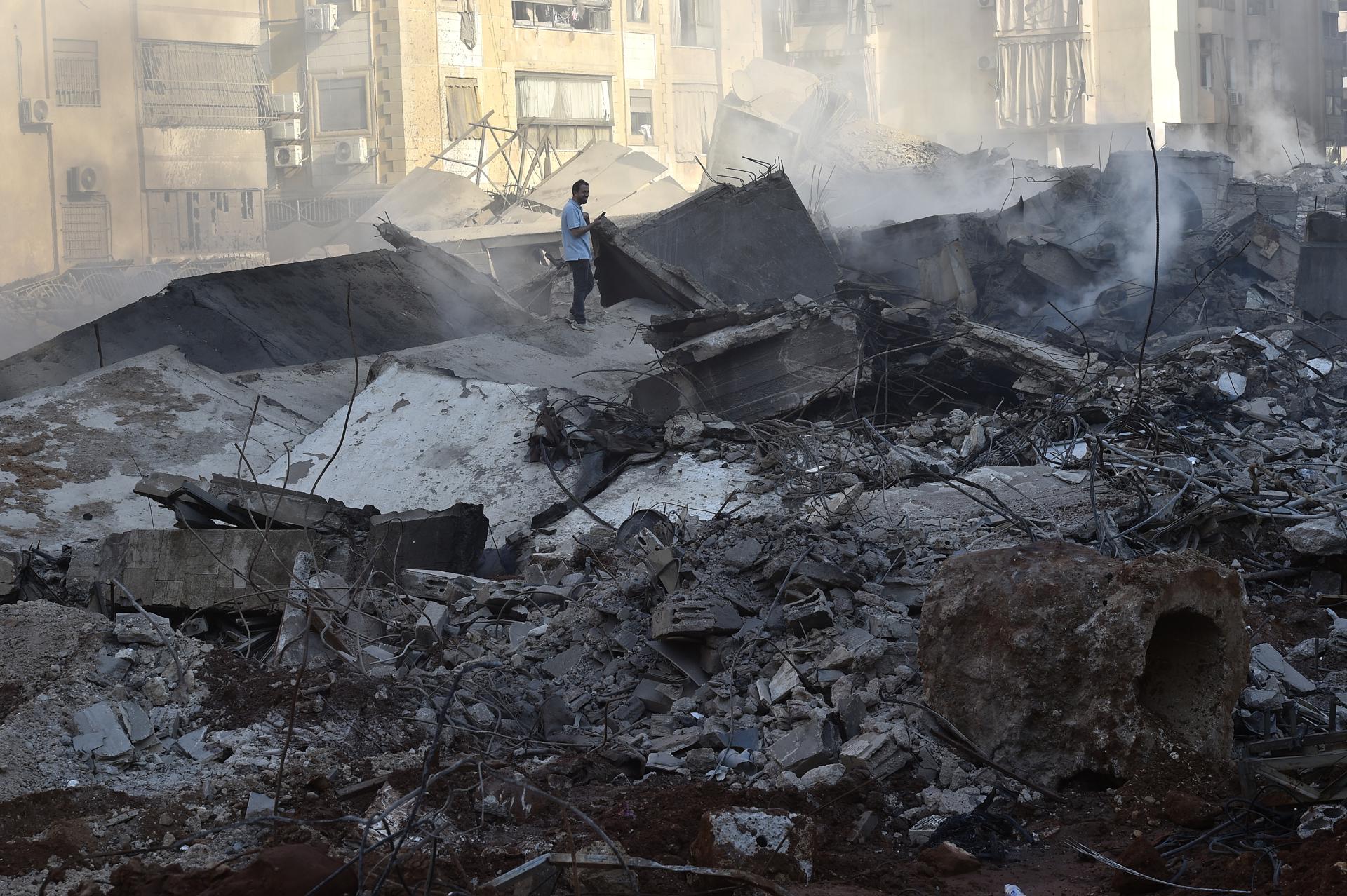 Un hombre inspecciona edificios destruidos en el barrio Haret Hreik al sur de Beirut (Líbano). EFE/EPA/WAEL HAMZEH