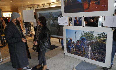 Personas asisnten a la exposición fotográfica hecha por firmantes de paz este lunes, en Bogotá (Colombia). EFE/ Mauricio Dueñas Castañeda