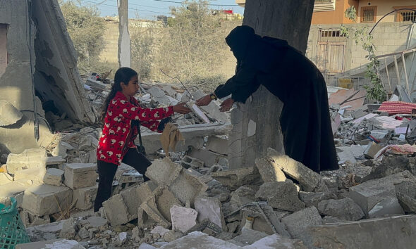 Fotografía de archivo de una mujer y una niña en unos escombros tras el ataque israelí contra una vivienda en la Franja de Gaza. EFE/ EFE