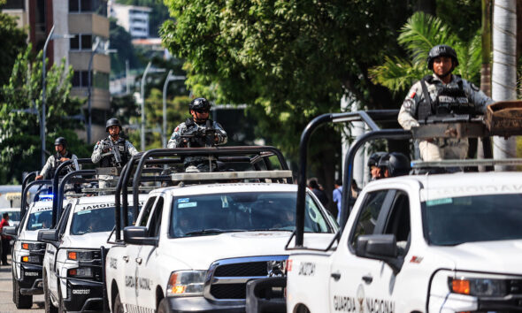 Fotografía de archivo del 9 de agosto de 2023 de vehículos de la Guardia Nacional en rondas de vigilancia, en la ciudad de Acapulco en el estado de Guerrero (México). EFE/David Guzmán