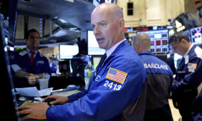 Fotografía de archivo de un corredor que trabaja en el piso de la Bolsa de Valores de Nueva York (NYSE) al comienzo de la jornada de negociación , en Nueva York (EE.UU.). EPA/Justin Lane