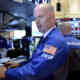 Fotografía de archivo de un corredor que trabaja en el piso de la Bolsa de Valores de Nueva York (NYSE) al comienzo de la jornada de negociación , en Nueva York (EE.UU.). EPA/Justin Lane