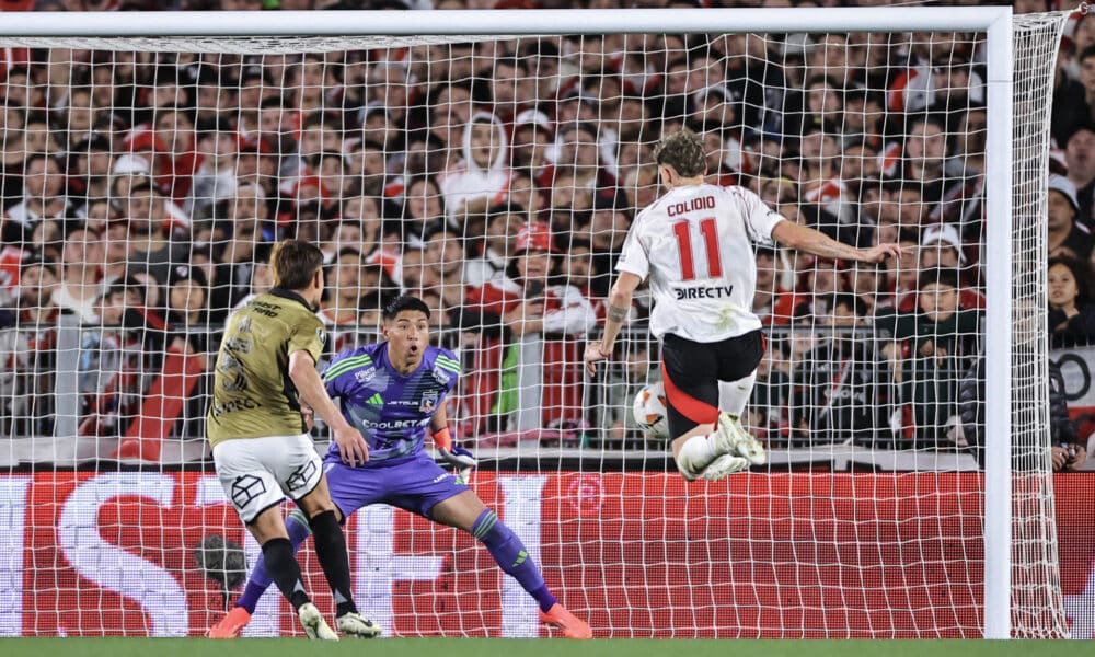 Facundo Colidio (d) de River marca en el partido de vuelta de los cuartos de final de la Copa Libertadores. EFE/ Juan Ignacio Roncoroni