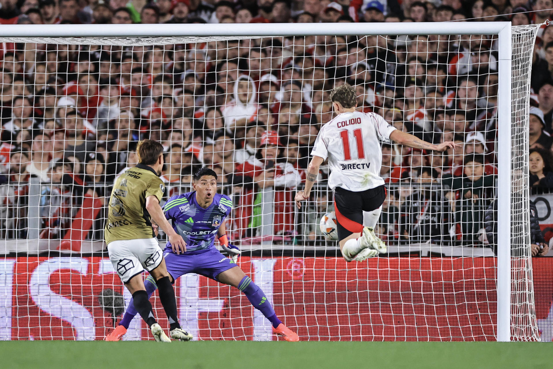 Facundo Colidio (d) de River marca en el partido de vuelta de los cuartos de final de la Copa Libertadores. EFE/ Juan Ignacio Roncoroni