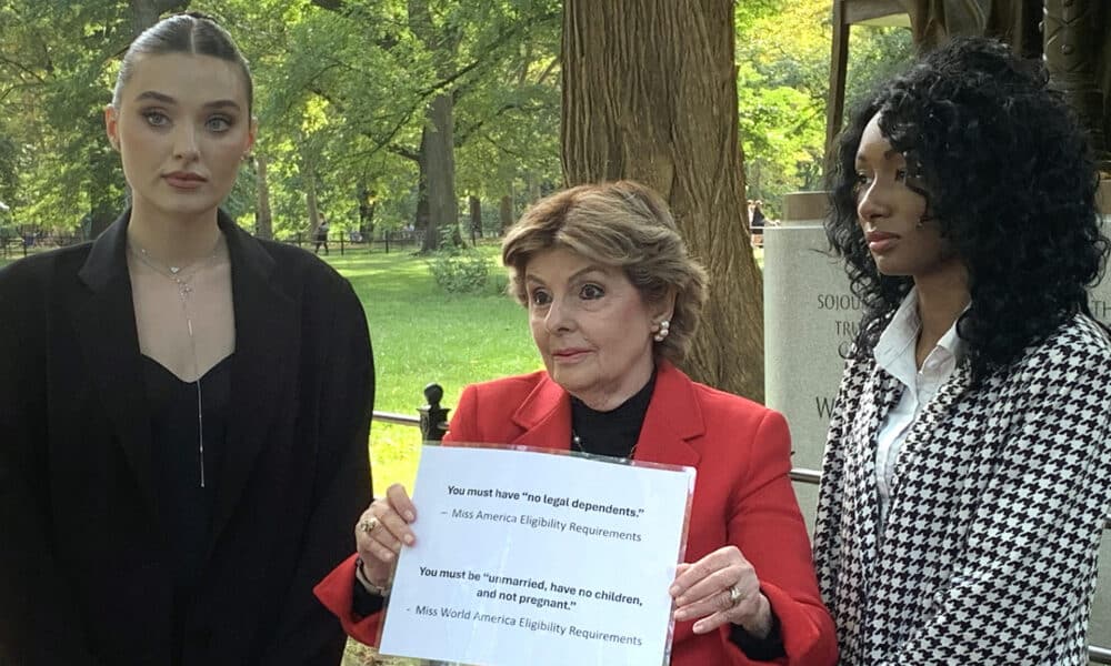 La bogada especializada en igualdad de género, Gloria Allred (c), habla durante una rueda de prensa junto a Veronika Didusenko (i) Miss Ucrania 2018, y Danielle Hazel, denunciante de Miss Mundo y de Miss América este lunes, en Nueva York (Estados Unidos). EFE/ Alicia Sánchez