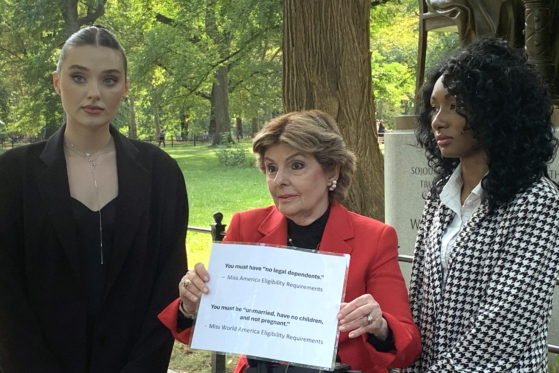 La bogada especializada en igualdad de género, Gloria Allred (c), habla durante una rueda de prensa junto a Veronika Didusenko (i) Miss Ucrania 2018, y Danielle Hazel, denunciante de Miss Mundo y de Miss América este lunes, en Nueva York (Estados Unidos). EFE/ Alicia Sánchez