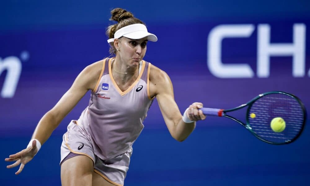 La brasileña Beatriz Haddad Maia disputará por primera vez los octavos de final del Abierto de EE.UU. tras eliminar este sábado a la rusa Anna Kalinskaya. EFE/EPA/JUSTIN LANE