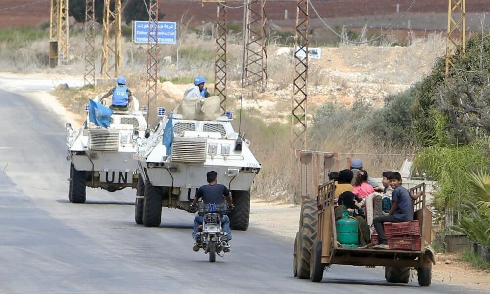 Fotografía de archivo de refugiados sirios que viajan en un tractor cerca de los vehículos de la Fuerza Provisional de las Naciones Unidas para el Líbano (UNIFIL, por su sigla en inglés) cuando abandonan la aldea de Wazzani, en el sur del Líbano, el 15 de septiembre de 2024. EFE/EPA/Str