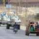 Fotografía de archivo de refugiados sirios que viajan en un tractor cerca de los vehículos de la Fuerza Provisional de las Naciones Unidas para el Líbano (UNIFIL, por su sigla en inglés) cuando abandonan la aldea de Wazzani, en el sur del Líbano, el 15 de septiembre de 2024. EFE/EPA/Str