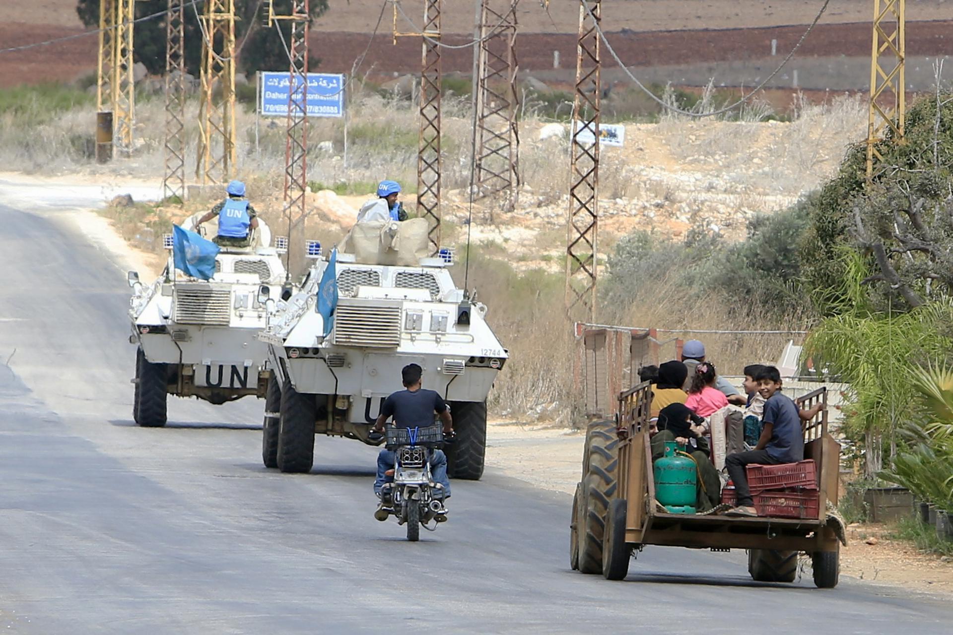 Fotografía de archivo de refugiados sirios que viajan en un tractor cerca de los vehículos de la Fuerza Provisional de las Naciones Unidas para el Líbano (UNIFIL, por su sigla en inglés) cuando abandonan la aldea de Wazzani, en el sur del Líbano, el 15 de septiembre de 2024. EFE/EPA/Str