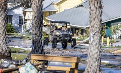 Agentes conducen por medio de los escombros después del paso del huracán Helene en Cedar Key, Florida (EE.UU.). EFE/EPA/CRISTOBAL HERRERA-ULASHKEVICH