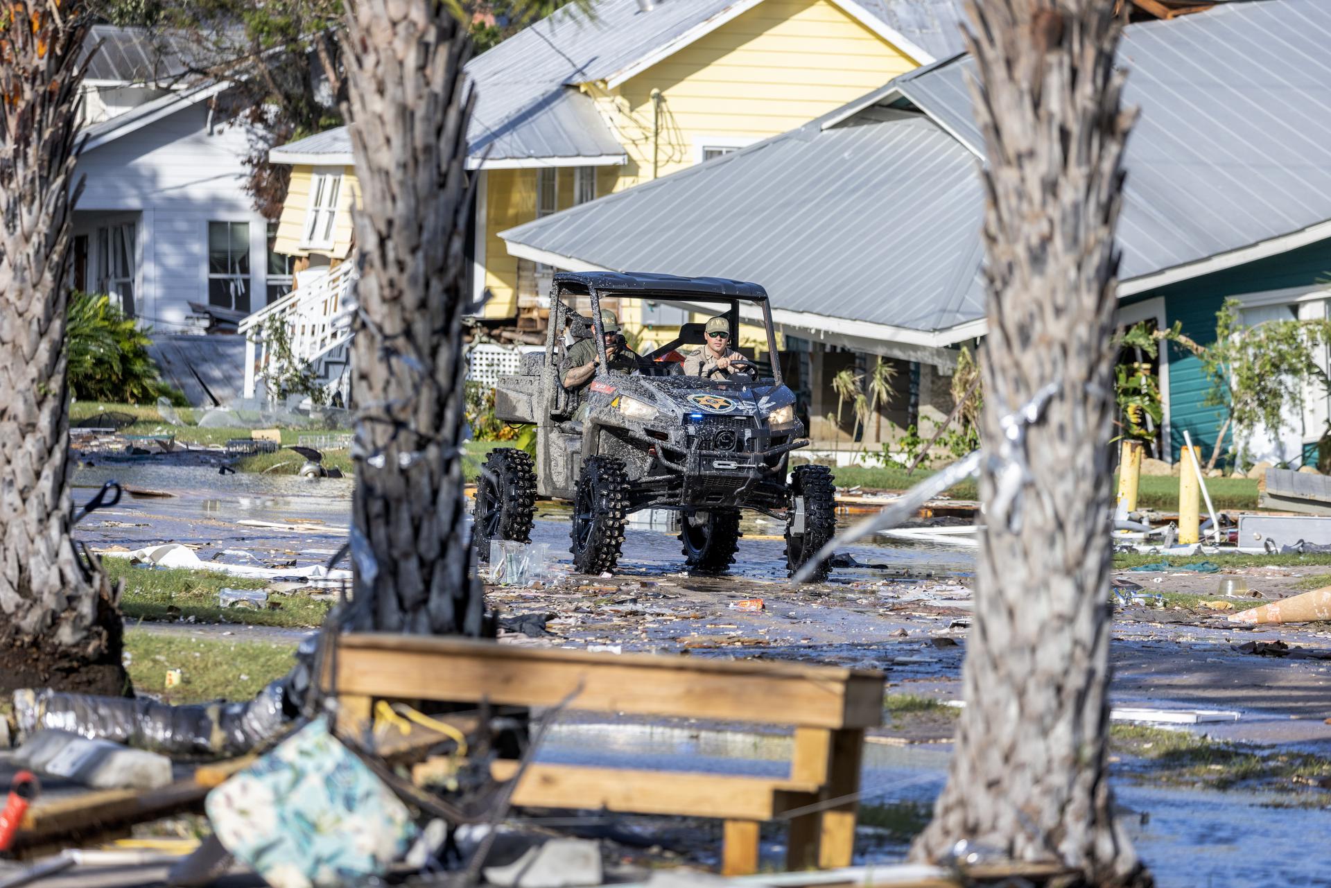 Agentes conducen por medio de los escombros después del paso del huracán Helene en Cedar Key, Florida (EE.UU.). EFE/EPA/CRISTOBAL HERRERA-ULASHKEVICH