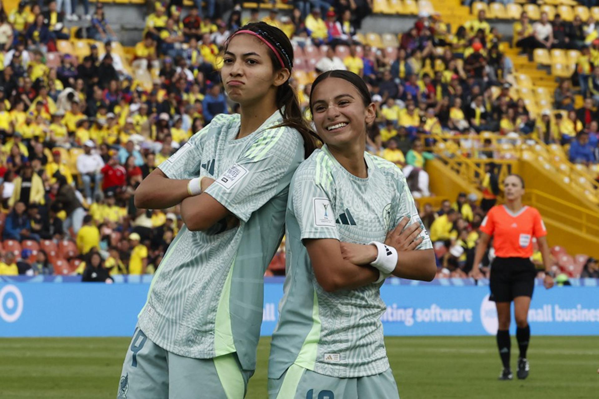 Montserrat Saldivar (i) de México celebra su gol con Fernanda Sotoen un partido del grupo A de la Copa Mundial Femenina sub-20. EFE/ Mauricio Dueñas Castañeda