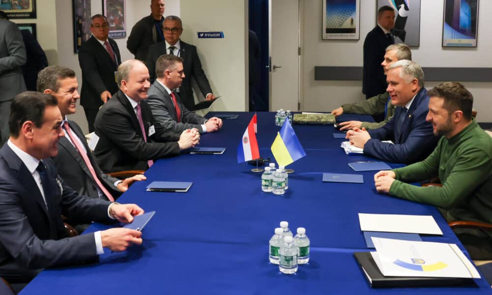 Fotografía cedida por Presidencia de Paraguay de su canciller Rubén Ramírez (i); el presidente de Paraguay, Santiago Peña (2-i); el ministro de Hacienda, Carlos Fernández (3-i); el ministro de Técnologías, Gustavo Villate, y el mandatario ucraniano, Volodímir Zelenski (d) durante una reunión este lunes, en Nueva York (Estados Unidos). EFE/ Presidencia de Paraguay