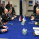 Fotografía cedida por Presidencia de Paraguay de su canciller Rubén Ramírez (i); el presidente de Paraguay, Santiago Peña (2-i); el ministro de Hacienda, Carlos Fernández (3-i); el ministro de Técnologías, Gustavo Villate, y el mandatario ucraniano, Volodímir Zelenski (d) durante una reunión este lunes, en Nueva York (Estados Unidos). EFE/ Presidencia de Paraguay