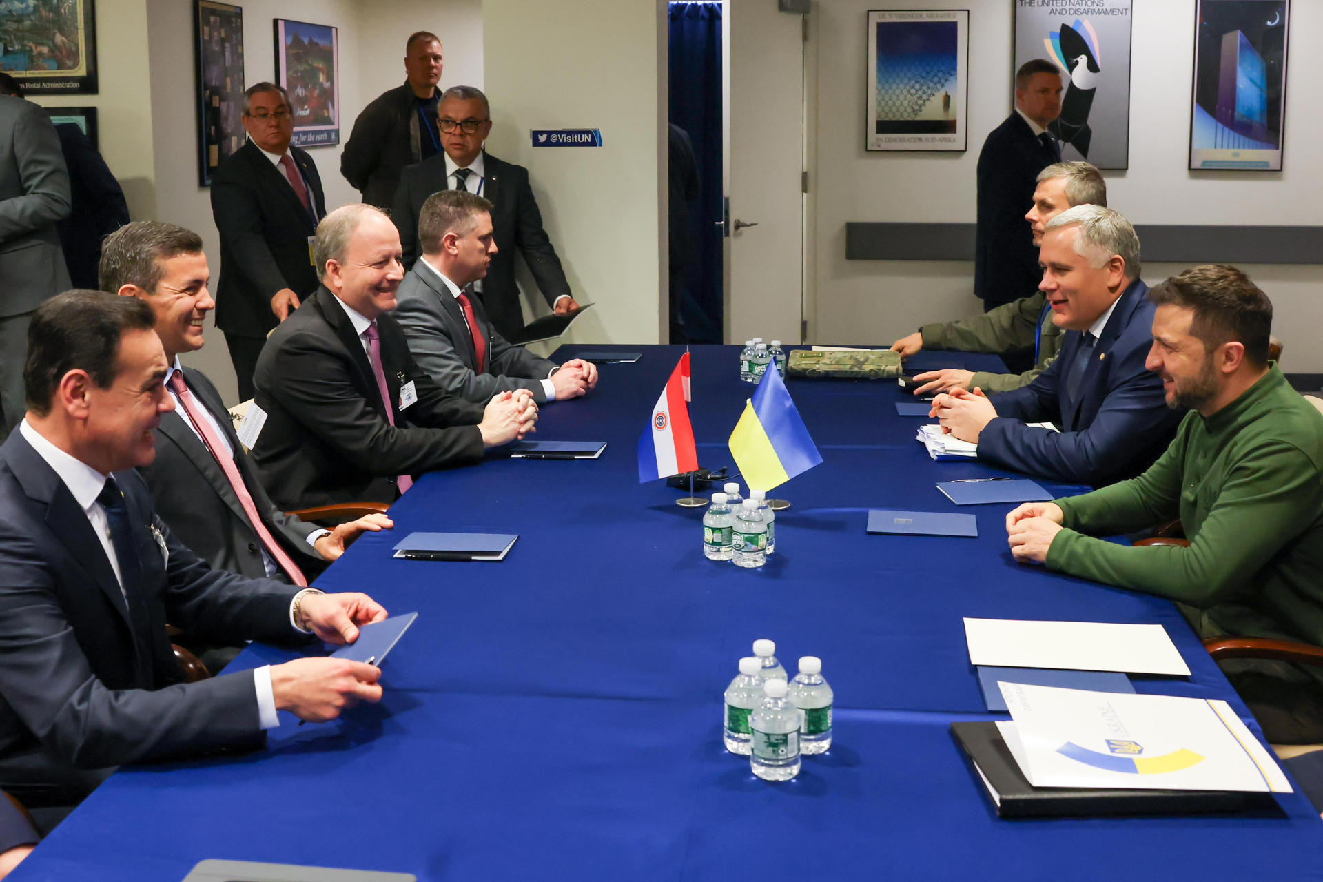 Fotografía cedida por Presidencia de Paraguay de su canciller Rubén Ramírez (i); el presidente de Paraguay, Santiago Peña (2-i); el ministro de Hacienda, Carlos Fernández (3-i); el ministro de Técnologías, Gustavo Villate, y el mandatario ucraniano, Volodímir Zelenski (d) durante una reunión este lunes, en Nueva York (Estados Unidos). EFE/ Presidencia de Paraguay