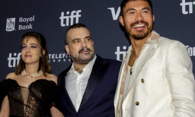 La actriz italiana Beatrice Grannò, el director español Nacho Vigalondo (c) y el actor británico Henry Golding, posan durante el Festival Internacional de Cine de Toronto (TIFF) este viernes, en Toronto (Canadá). EFE/ Julio César Rivas