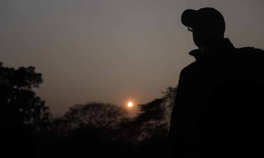 Fotografía del 1 de septiembre de 2024 de un hombre observando en un bosque, en San Javier (Bolivia). Los incendios forestales en Bolivia, que ya fueron declarados "emergencia nacional", y la sequía golpean con fuerza a la Chiquitania del país andino fronteriza con Brasil, y es una de las regiones más dañadas por el fuego, afectando también su producción agrícola y ganadera, la dotación de agua y el turismo. EFE/ Luis Gandarillas