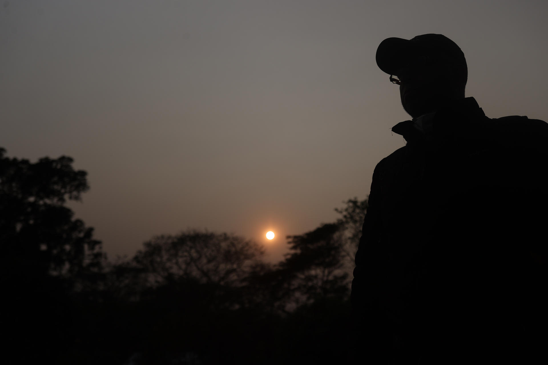 Fotografía del 1 de septiembre de 2024 de un hombre observando en un bosque, en San Javier (Bolivia). Los incendios forestales en Bolivia, que ya fueron declarados "emergencia nacional", y la sequía golpean con fuerza a la Chiquitania del país andino fronteriza con Brasil, y es una de las regiones más dañadas por el fuego, afectando también su producción agrícola y ganadera, la dotación de agua y el turismo. EFE/ Luis Gandarillas