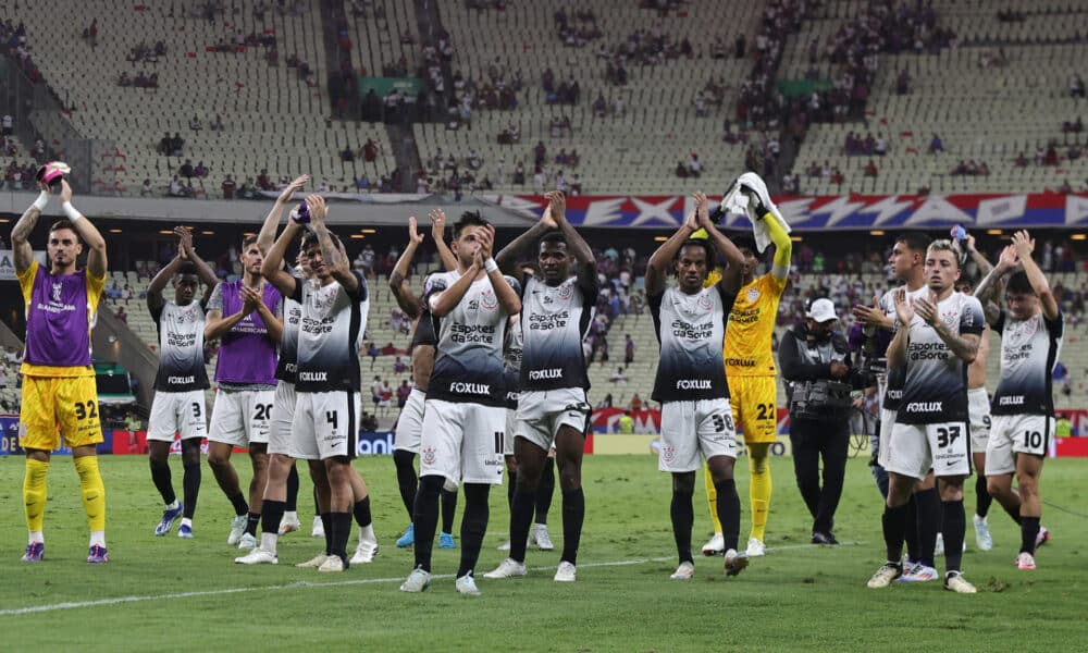 Jugadores de Corinthians fueron registrados este martes, 17 de septiembre, al celebrar su victoria a domicilio 2-0 sobre el también club brasileño Fortaleza, al final del partido de ida de esta llave de los cuartos de final de la Copa Sudamericana, en el estadio Castelao de Fortaleza (Brasil). EFE/Jarbas Oliveira