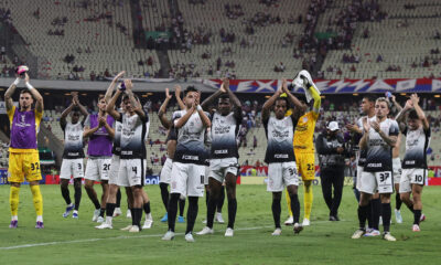 Jugadores de Corinthians fueron registrados este martes, 17 de septiembre, al celebrar su victoria a domicilio 2-0 sobre el también club brasileño Fortaleza, al final del partido de ida de esta llave de los cuartos de final de la Copa Sudamericana, en el estadio Castelao de Fortaleza (Brasil). EFE/Jarbas Oliveira