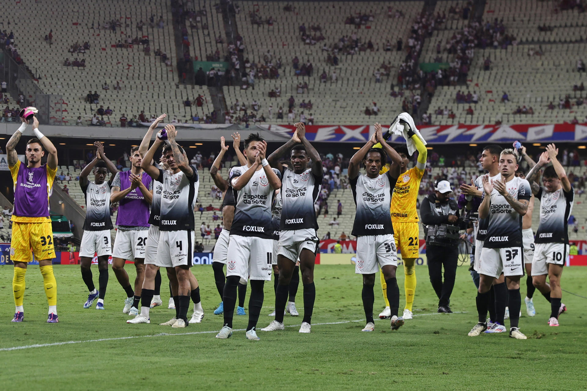 Jugadores de Corinthians fueron registrados este martes, 17 de septiembre, al celebrar su victoria a domicilio 2-0 sobre el también club brasileño Fortaleza, al final del partido de ida de esta llave de los cuartos de final de la Copa Sudamericana, en el estadio Castelao de Fortaleza (Brasil). EFE/Jarbas Oliveira