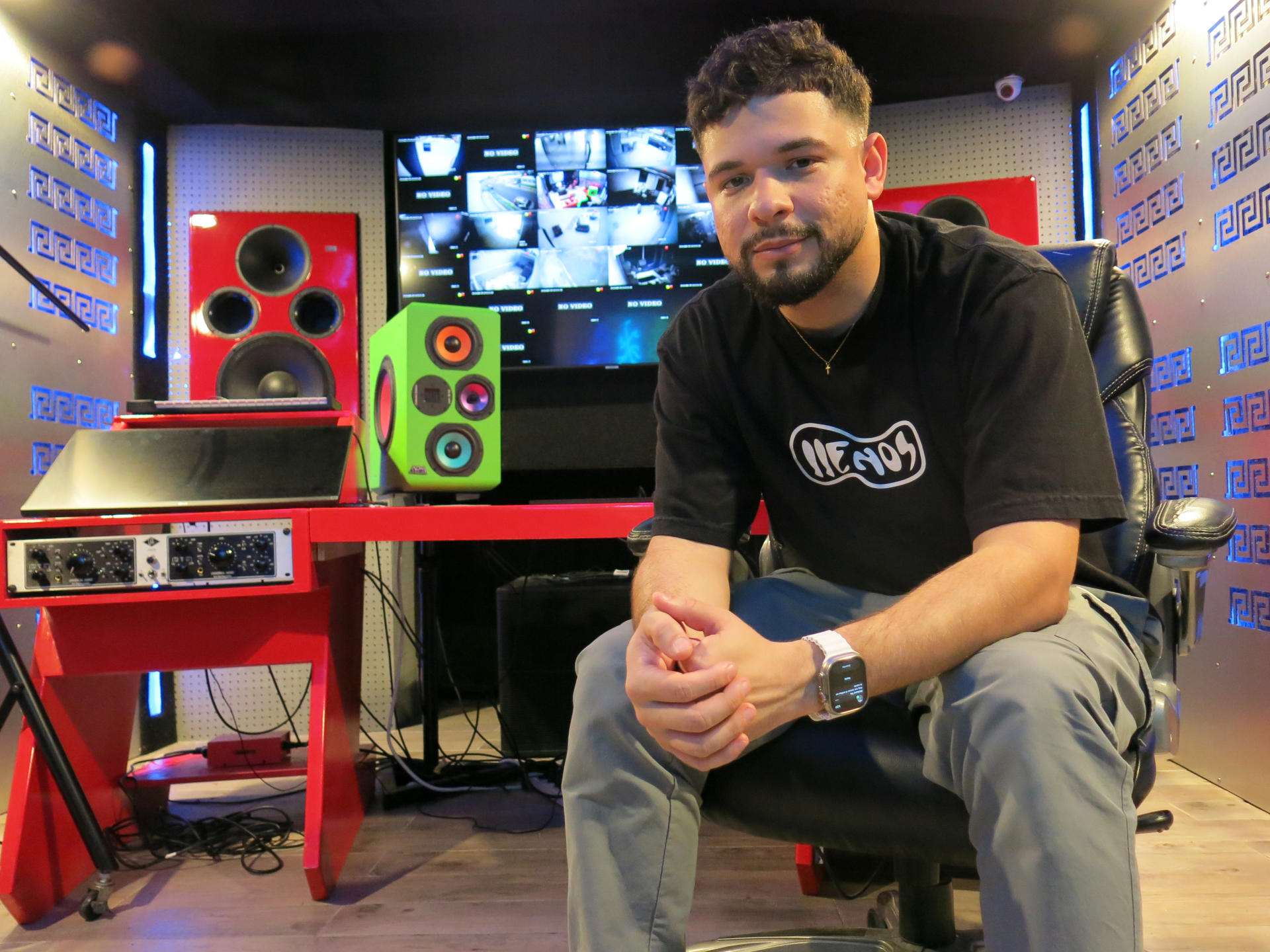 Fotografía del 26 de agosto de 2024 del cantante y productor musical Onell Díaz, posando durante una entrevista con EFE, en Carolina, San Juan (Puerto Rico). EFE/ Jorge J. Muñiz